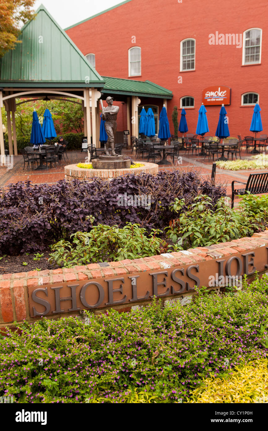 Park und Statue, die berüchtigten amerikanischen Baseball-Spieler Shoeless Joe Jackson in Greenville, South Carolina. Stockfoto