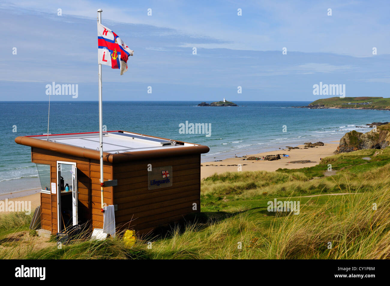 Offen für Pflicht. Die RNLI Strandwache über Gwithian Strand, St Ives Bay, Cornwall, England Stockfoto