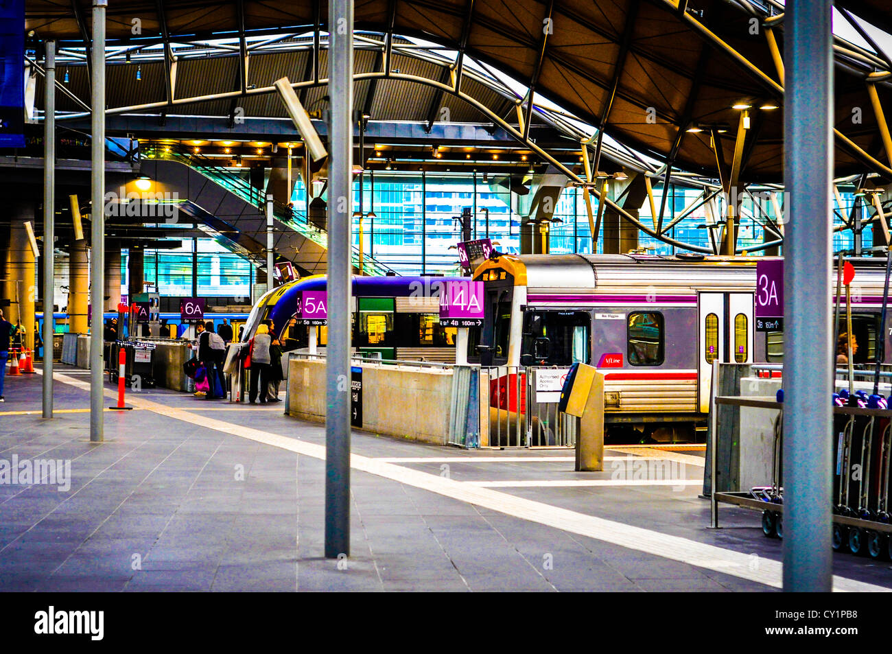 Reisende am Bahnhof Southern Cross in Melbourne, Australien. Stockfoto