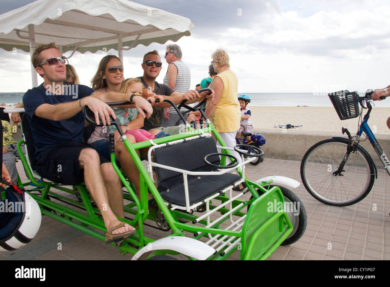 Deutsche Touristen mit dem vier-Rad Fahrrad auf Promenade von Arenal  Mallorca Spanien Stockfotografie - Alamy