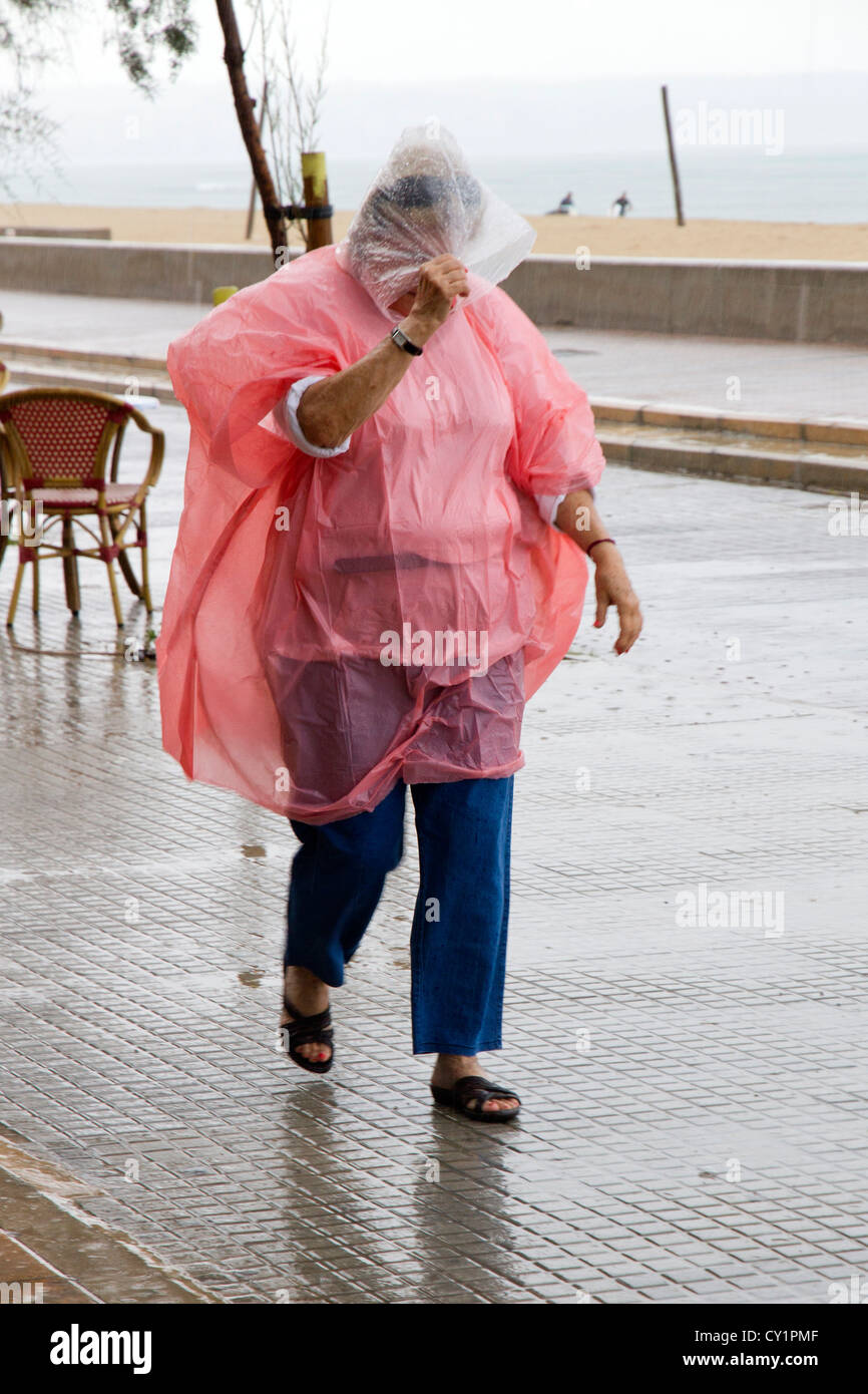 Regenjacke aus kunststoff -Fotos und -Bildmaterial in hoher Auflösung –  Alamy