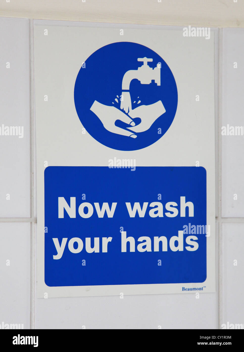 Zeichen an der Wand Fliesen in einem Badezimmer oder waschen Zimmer oder Toilette sagen jetzt waschen Sie Ihre Hände Stockfoto