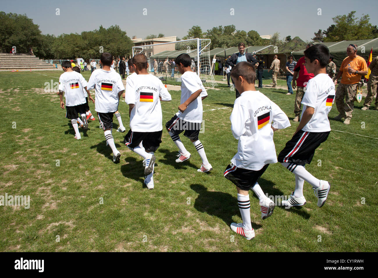 Kabul. Bundeswehr-teams Feld junge Fußball Deutsch Stockfoto