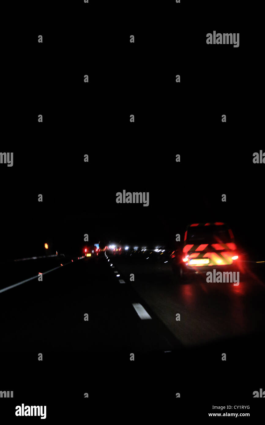 Fahren auf der Autobahn bei Regen in der Nacht durch Auto Windschutzscheibe England genommen Stockfoto