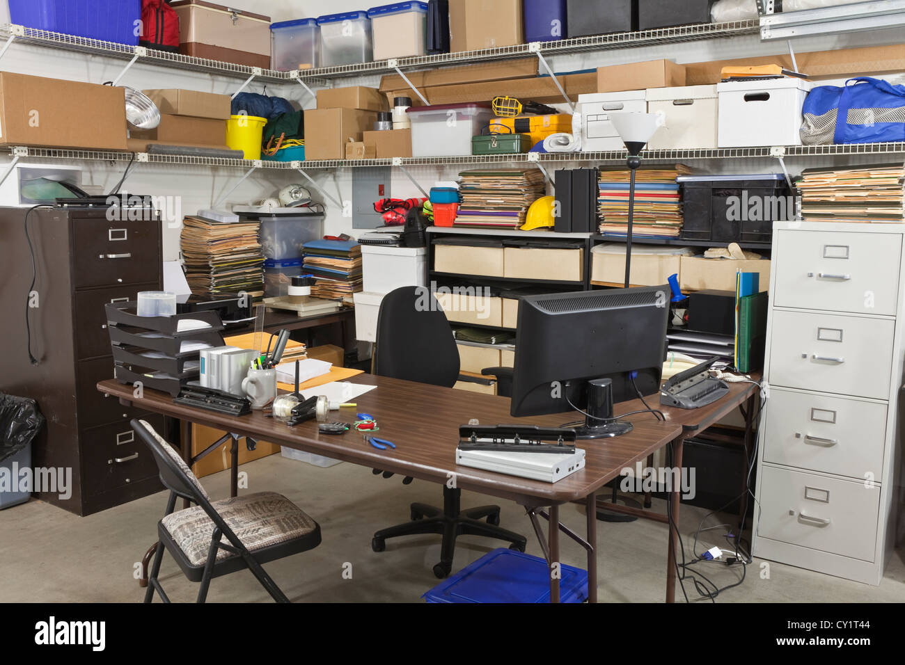 Chaotisch Backoffice mit Stapeln von Dateien und Versandkartons. Stockfoto