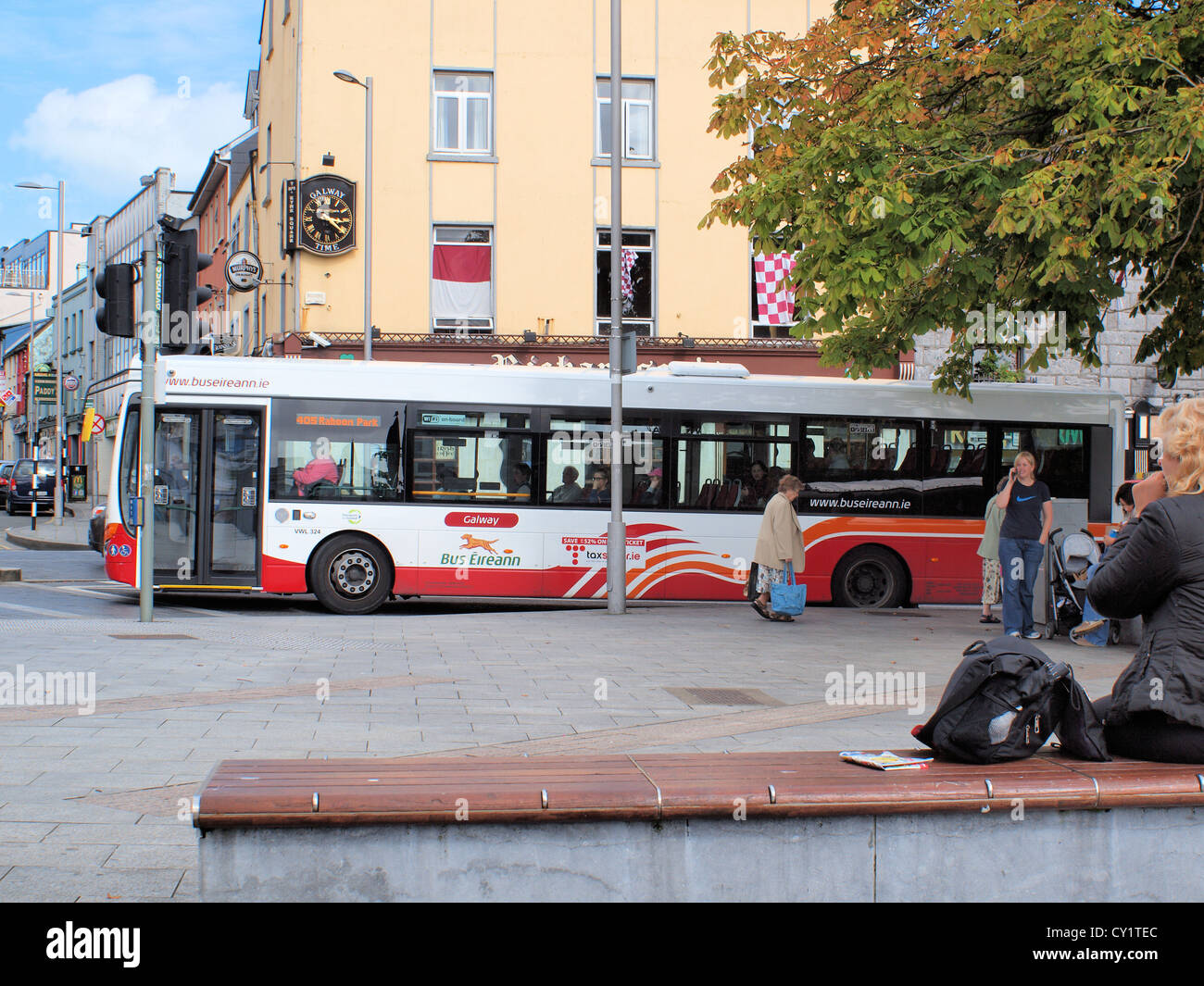 Doppeldeckerbusse "Bus Eireann", 405 Rahoon Park-Service-Bus, eine Bushaltestelle in Eyres Square, Galway Stadt im Westen von Irland zu verlassen. Stockfoto