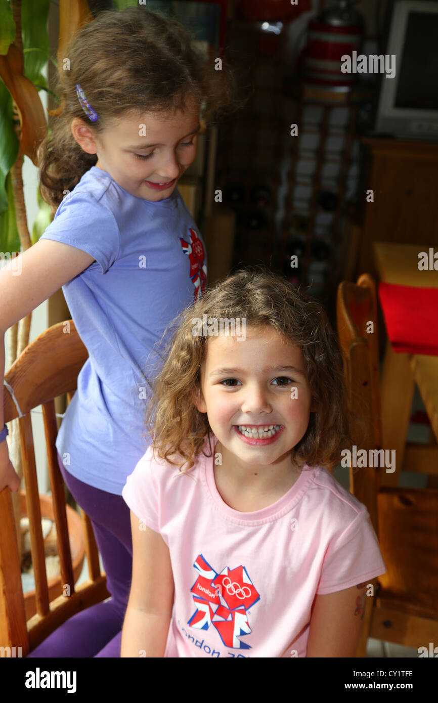 Zwei Mädchen Schwestern tragen T-Shirts mit London 2012 Olympische Spiele Logo England Stockfoto