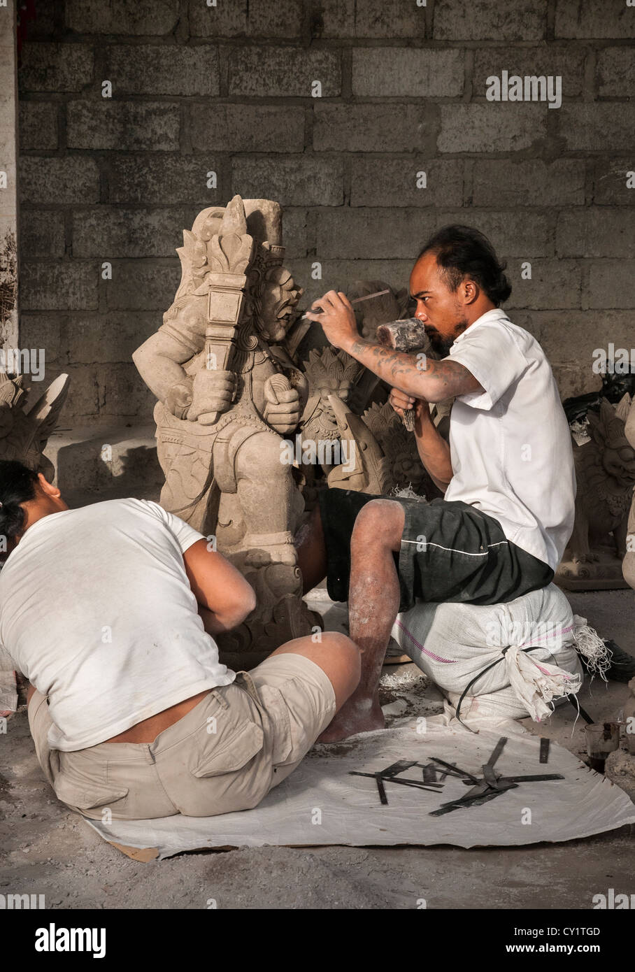 Steinmetz, eine religiöse Statue schnitzen. In der Nähe von Ubud, zentral-Bali, Indonesien Stockfoto