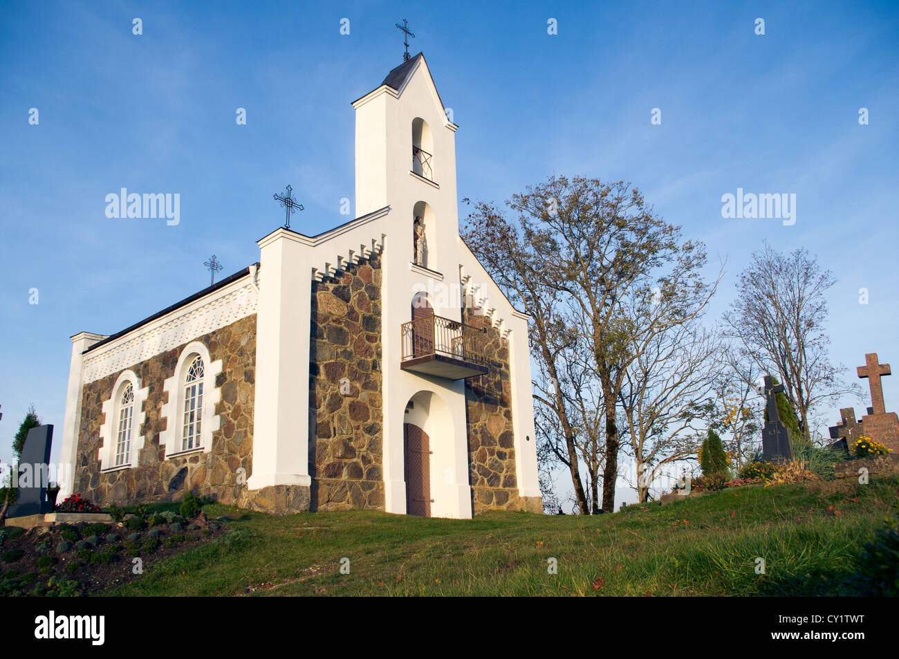Eine kleine ländliche Kapelle in Litauen. Die Kapelle ist auf einem Friedhof. Stockfoto