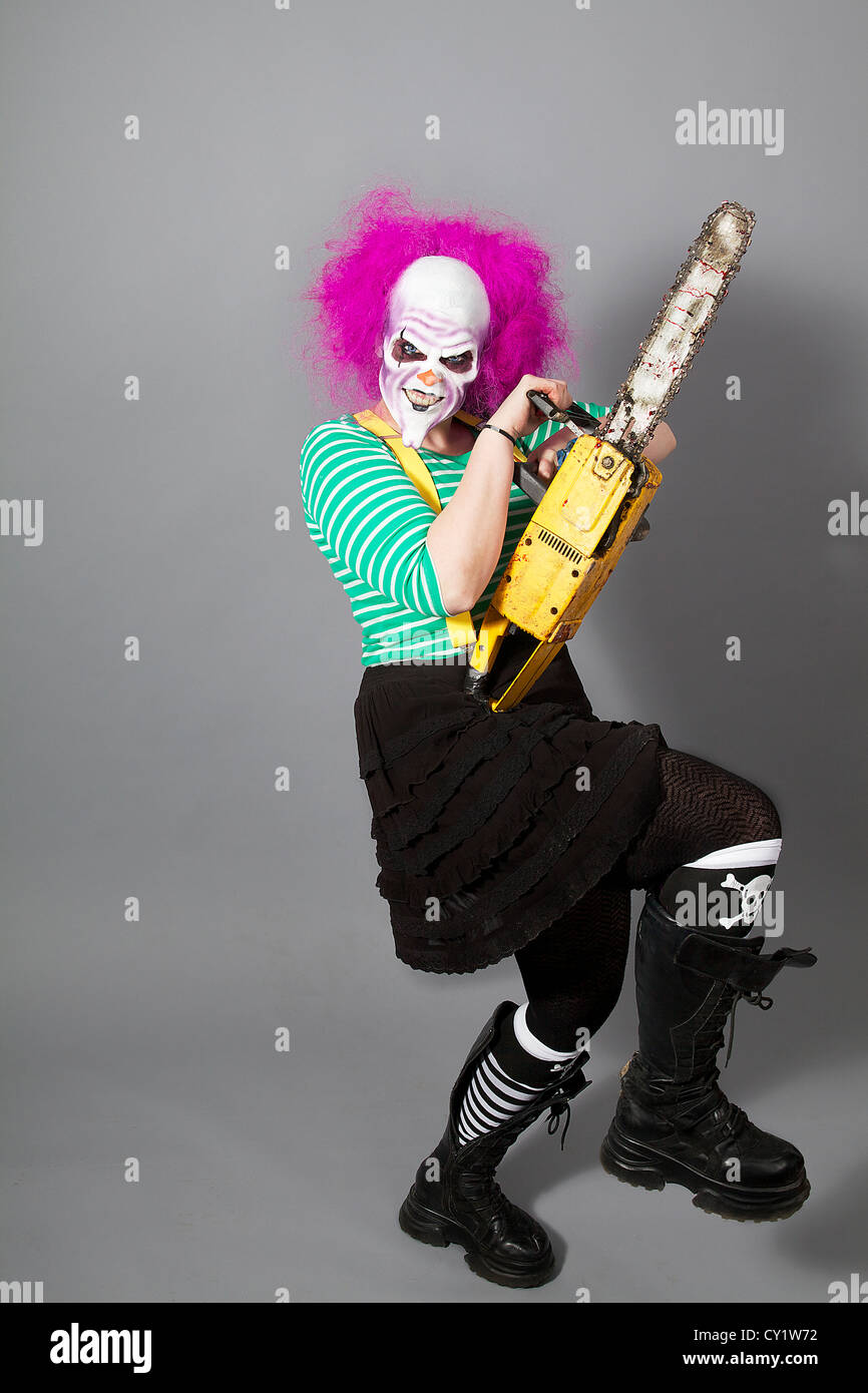 bösen verrückten Clown Holding Kettensäge Stockfotografie - Alamy