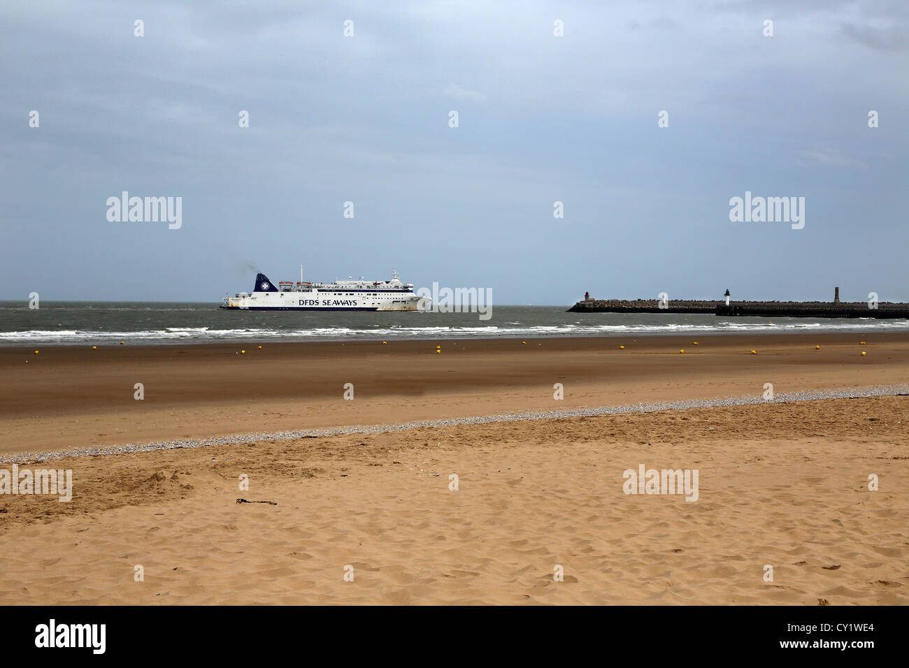 Calais Frankreich Calais Strand Côte Opale Pas De Calais DFDS Seaways Fähre in den Hafen kommen Stockfoto