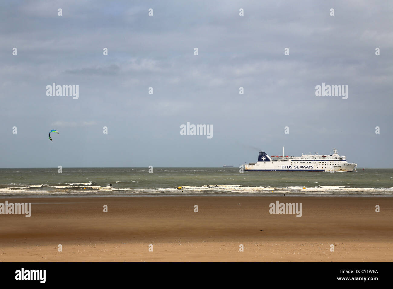 Calais Frankreich Calais Strand Côte Opale Pas De Calais DFDS Seaways Fähre und Mann Kiteboarding Stockfoto