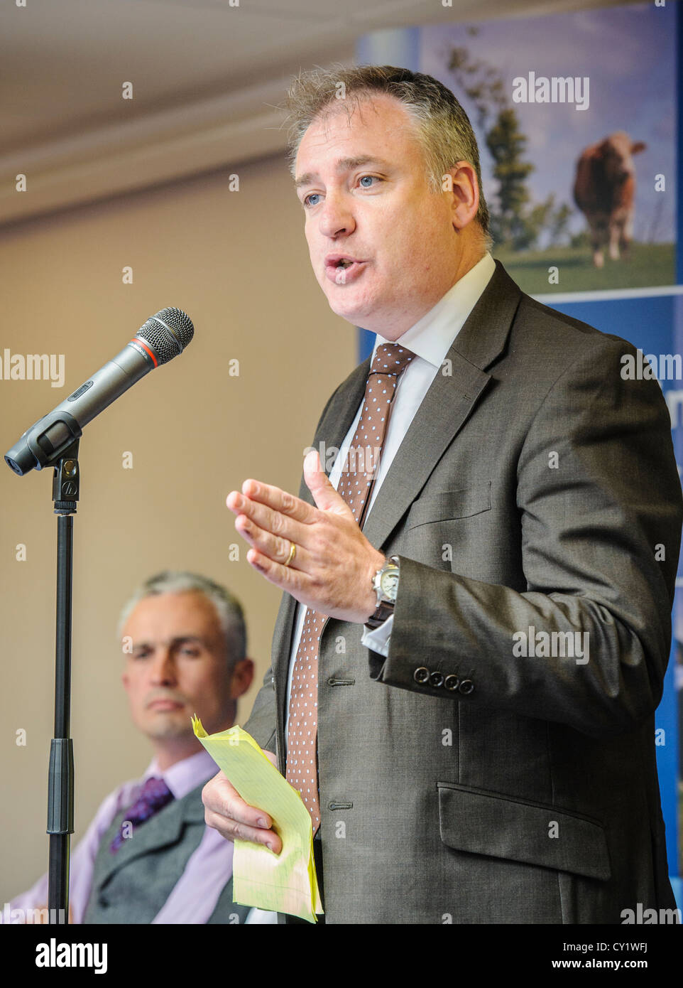 Richard Lochhead, MSP, Minister für ländliche Entwicklung befasst sich mit das Treffen der Milchviehhalter bei Lanark. Stockfoto