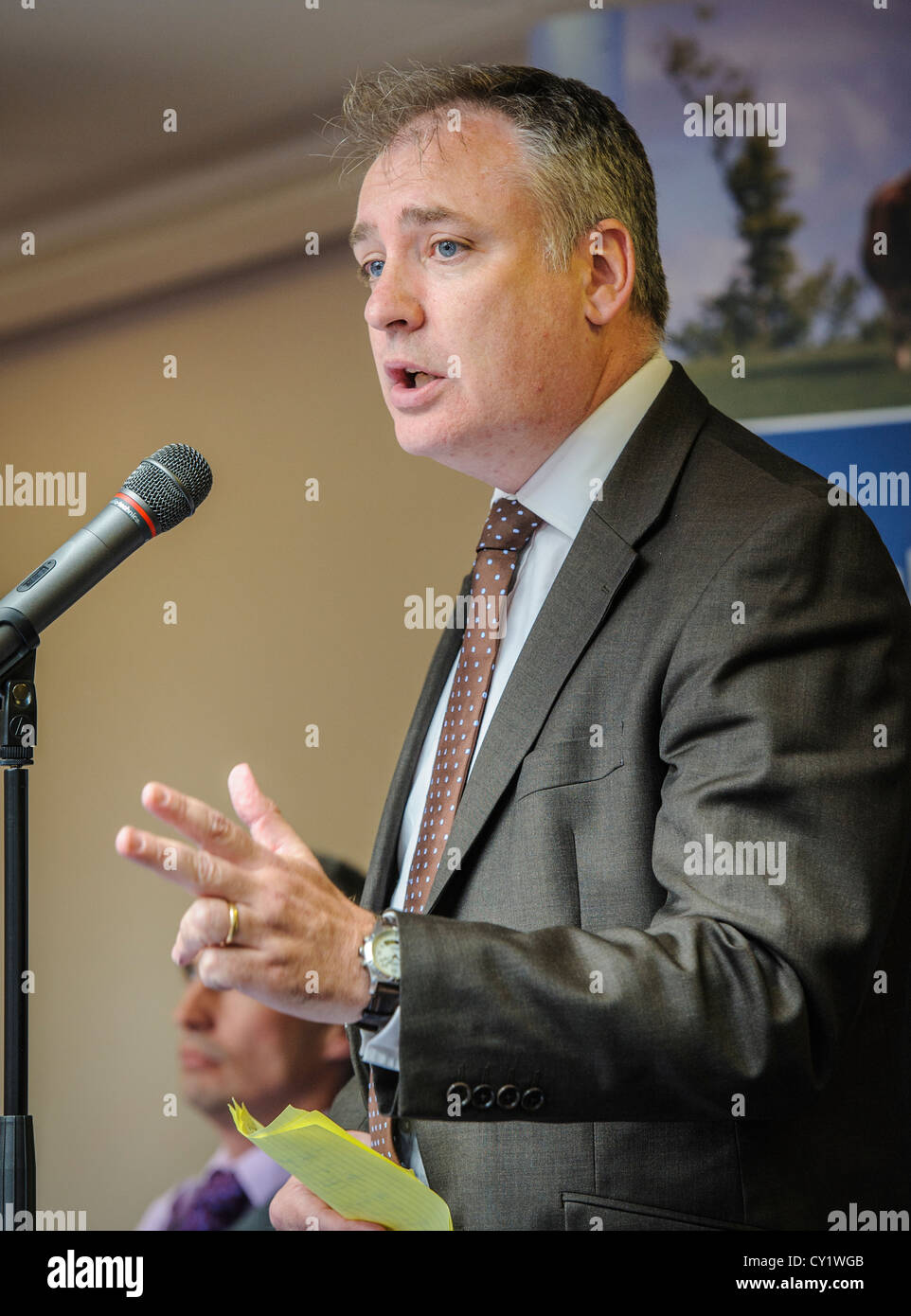 Richard Lochhead, MSP, Minister für ländliche Entwicklung befasst sich mit das Treffen der Milchviehhalter bei Lanark. Stockfoto