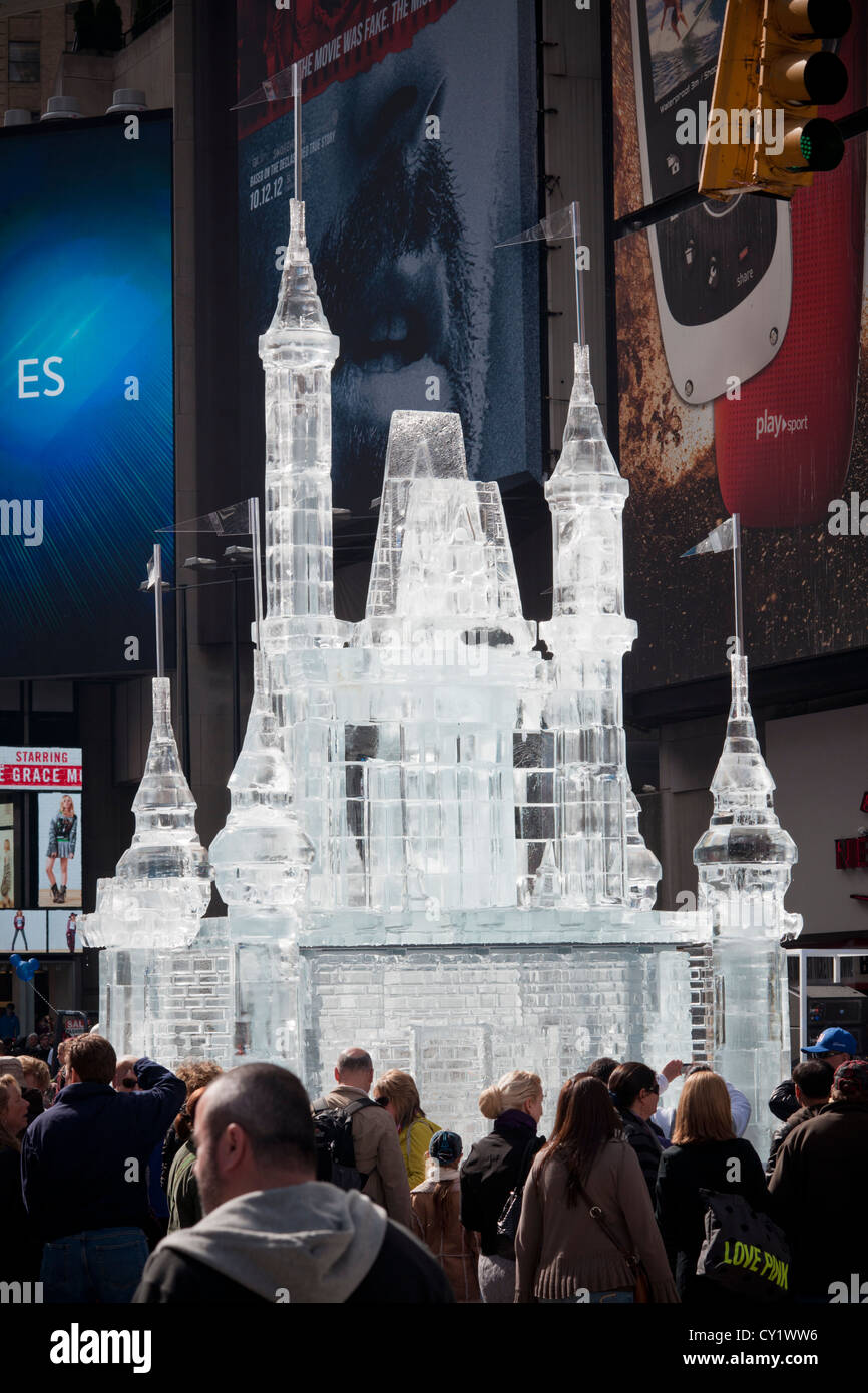 Eine Eisskulptur einer Disney-Burg ist während einer Werbeveranstaltung für die Disney Co. am Times Square in New York gesehen. Stockfoto