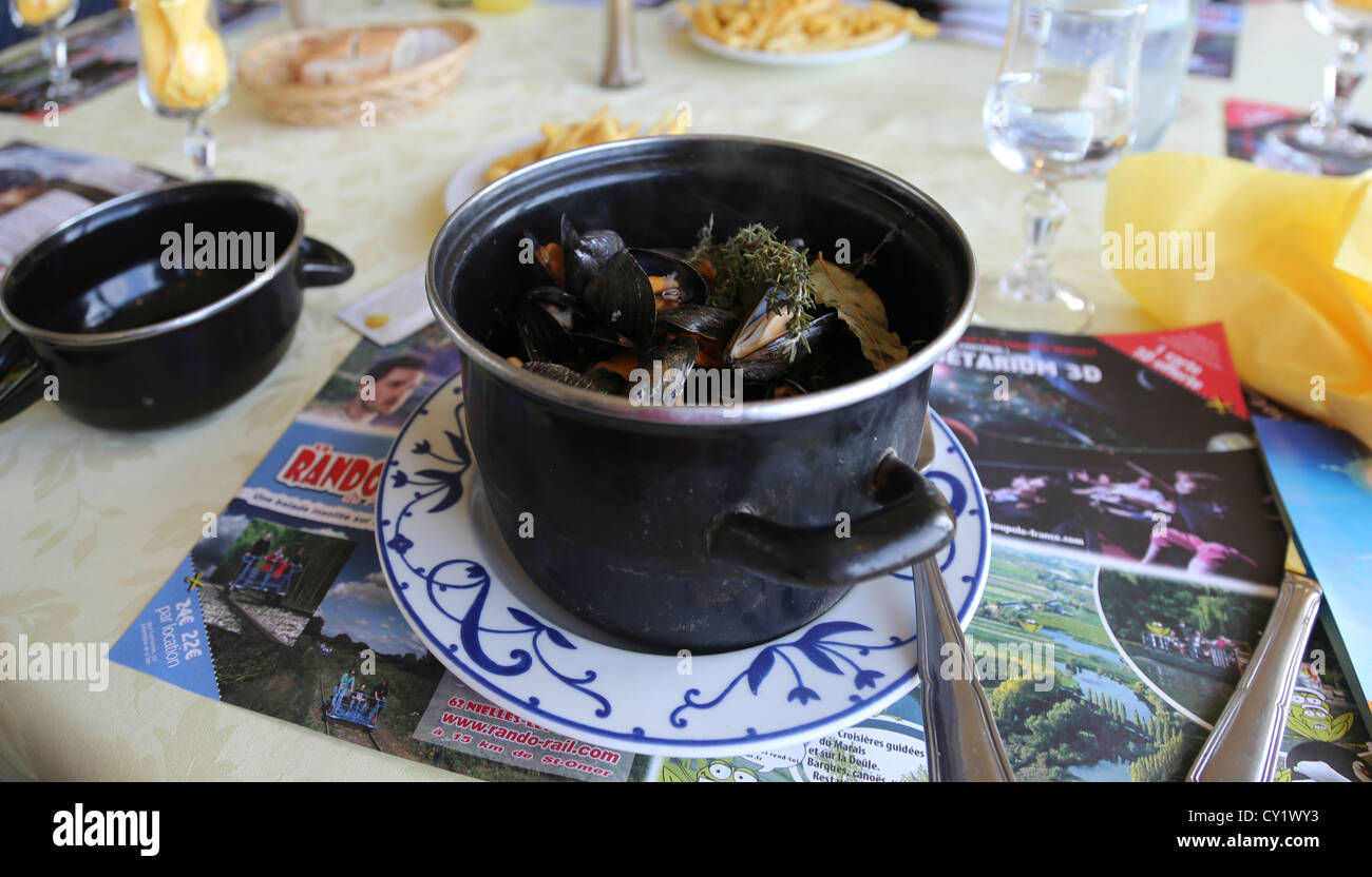 Calais Frankreich Moules Mariniere Gericht im Restaurant Stockfoto