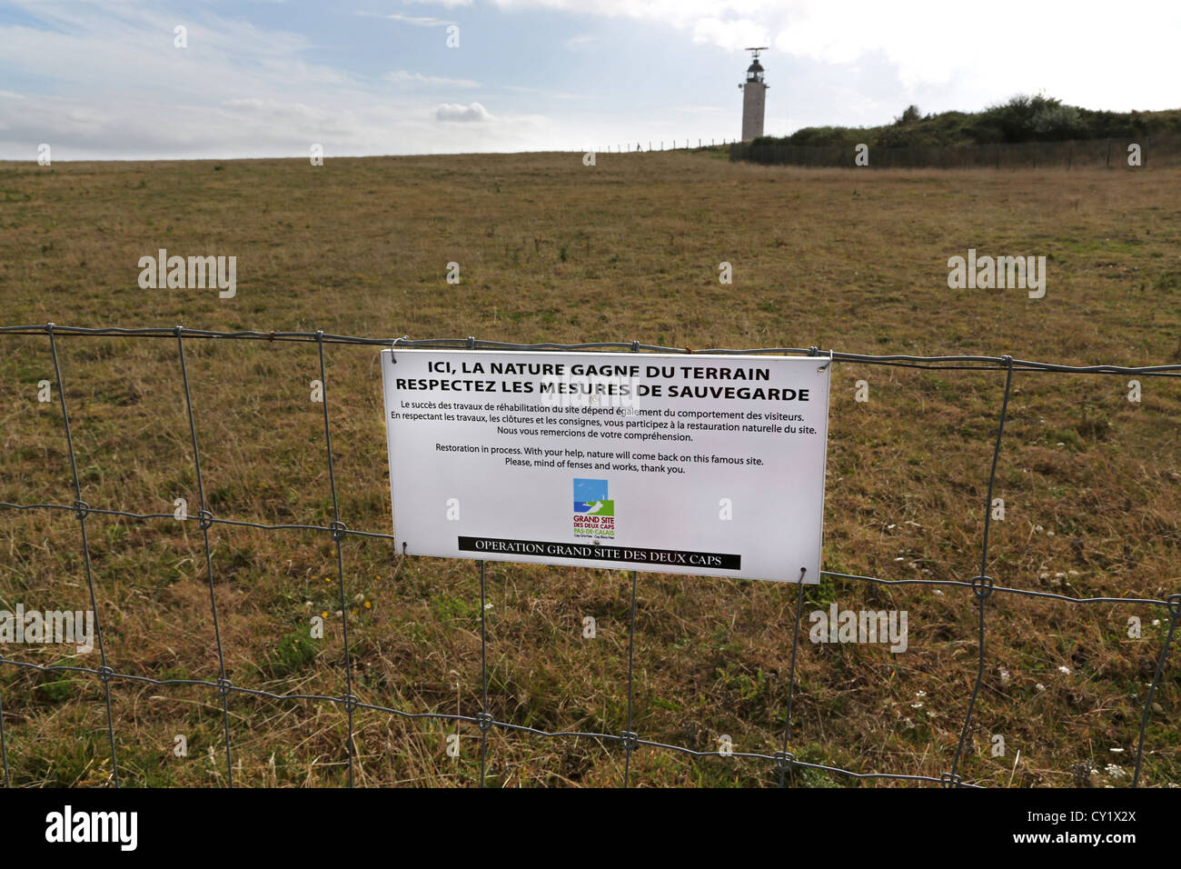 Cap Gris Nez Côte Opale Pas De Calais Frankreich Schild am Zaun Restaurierung im Gange Stockfoto