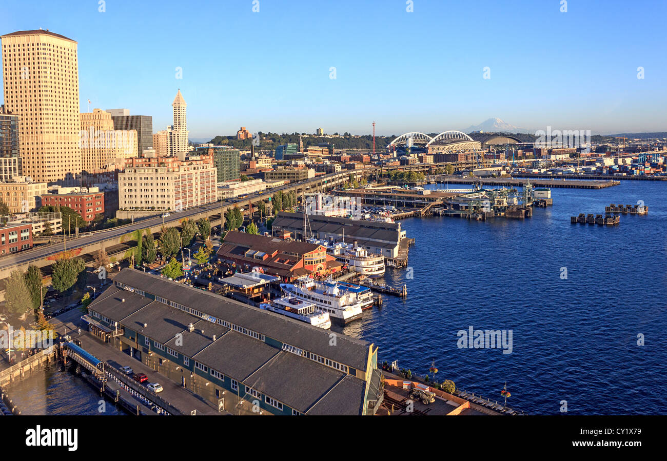 Seattle Skyline aus der Great Wheel, ein Riesenrad auf Seattles am Wasser gesehen. Mt. Rainier im Hintergrund. Stockfoto
