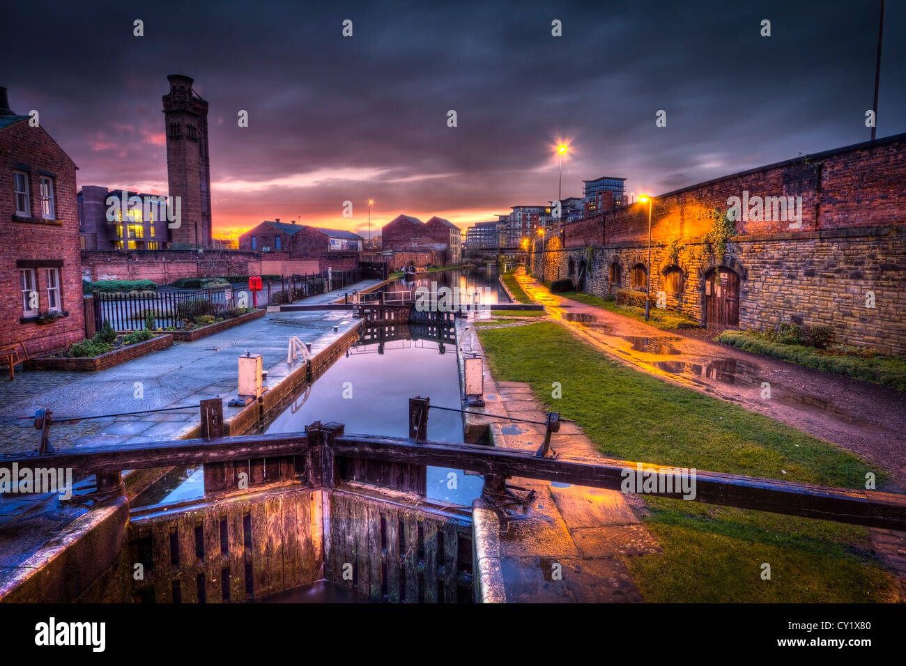 Schlösser an der Leeds-Liverpool-Kanal in der Nähe von Getreidespeicher Wharf, Leeds. Aufgenommen am Abend kurz vor Sonnenuntergang. Stockfoto