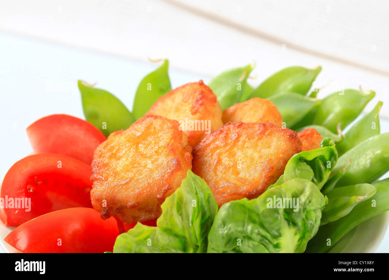 Herzhafte Pfannkuchen mit frischem Gemüse Stockfoto