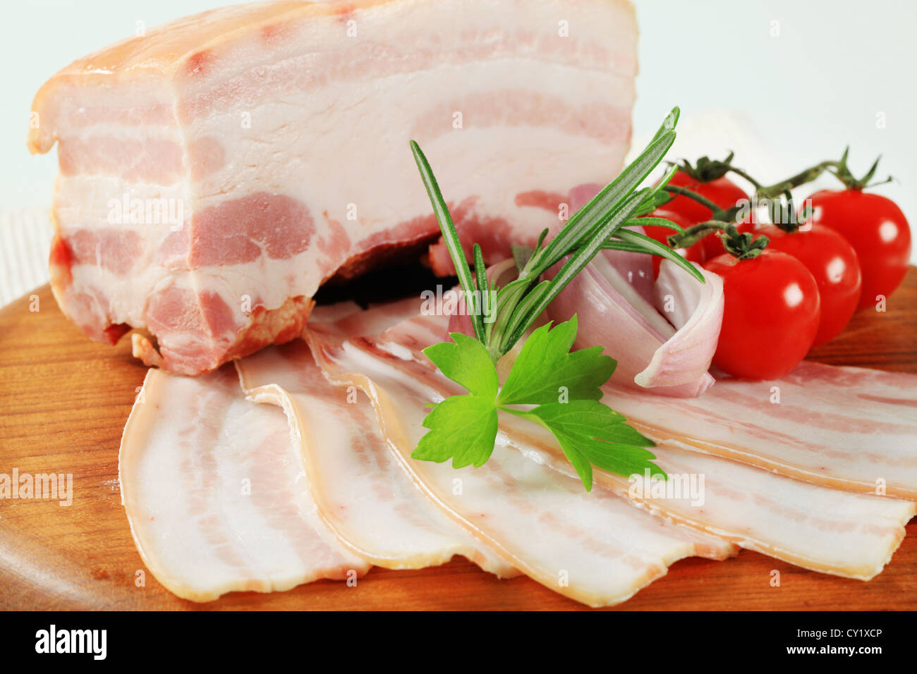 Platte aus Schweinebauch mit Schwarte Stockfoto