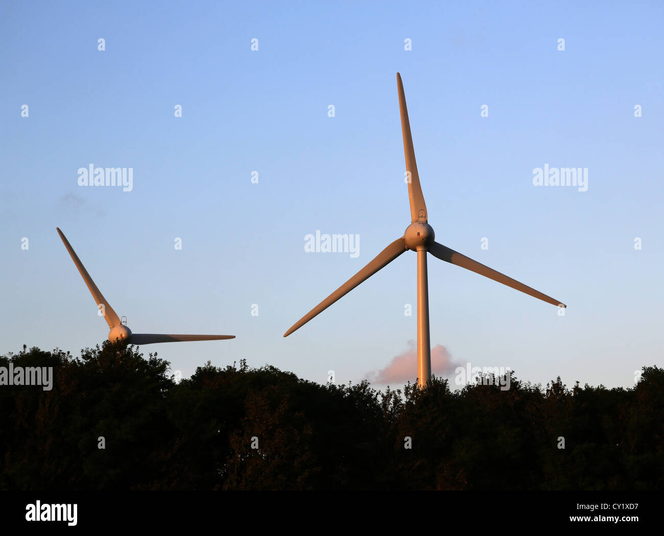 Calais Frankreich Windkraftanlagen in der Nähe von Eurotunnel Stockfoto