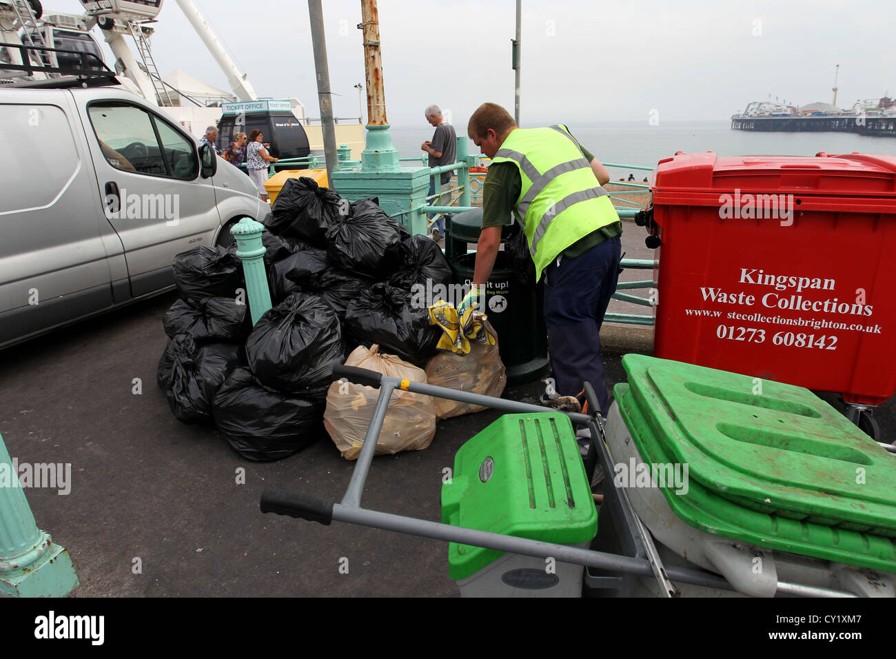Ein Rat verweigern Sammler Abholung der Müll von Brighton Beach in der Nähe von Brighton (Palast) Pier, East Sussex, UK. Stockfoto