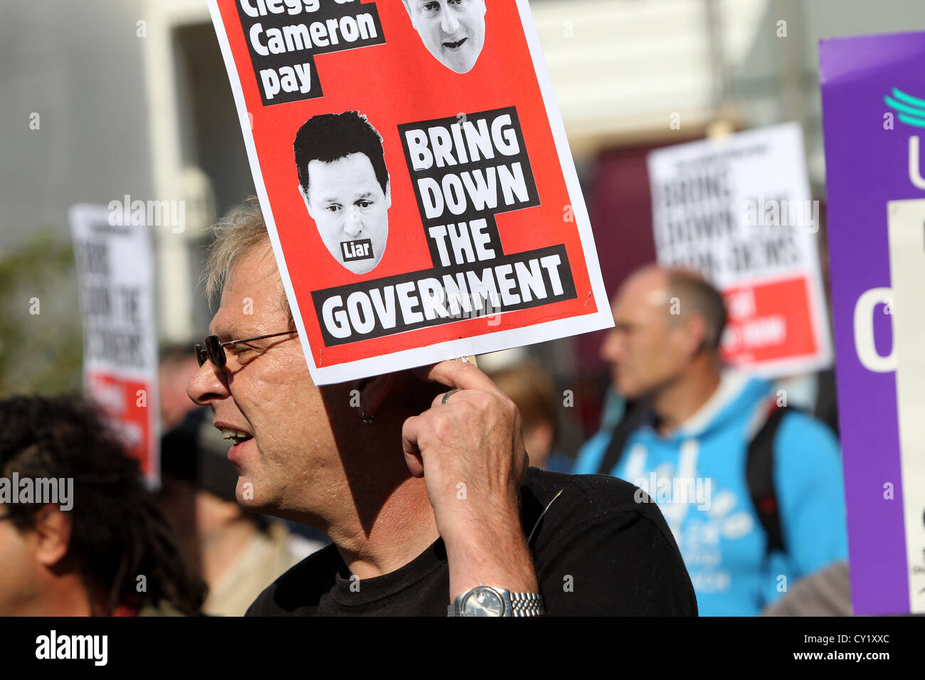 Demonstranten im Bild während einer Protestaktion gegen die Regierung Kürzungen in Brighton, East Sussex, UK. Stockfoto
