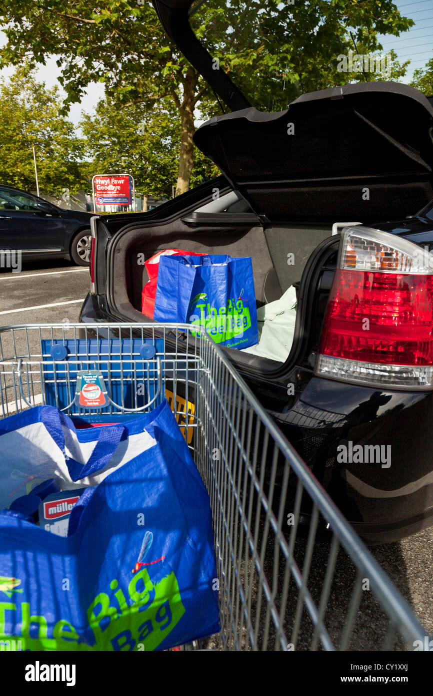Laden den wöchentlichen Shop in den Kofferraum des Autos. Stockfoto