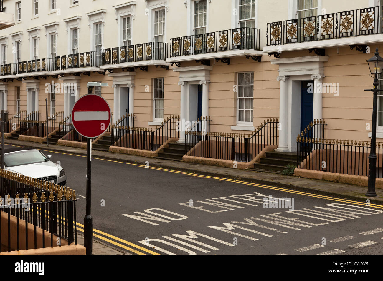 Eine Reihe von großen 3-stöckiges viktorianischen Stadthäusern, die renoviert wurden und verwandelte sich in Luxus Wohnungen Wohnungen im Victoria Place Stockfoto