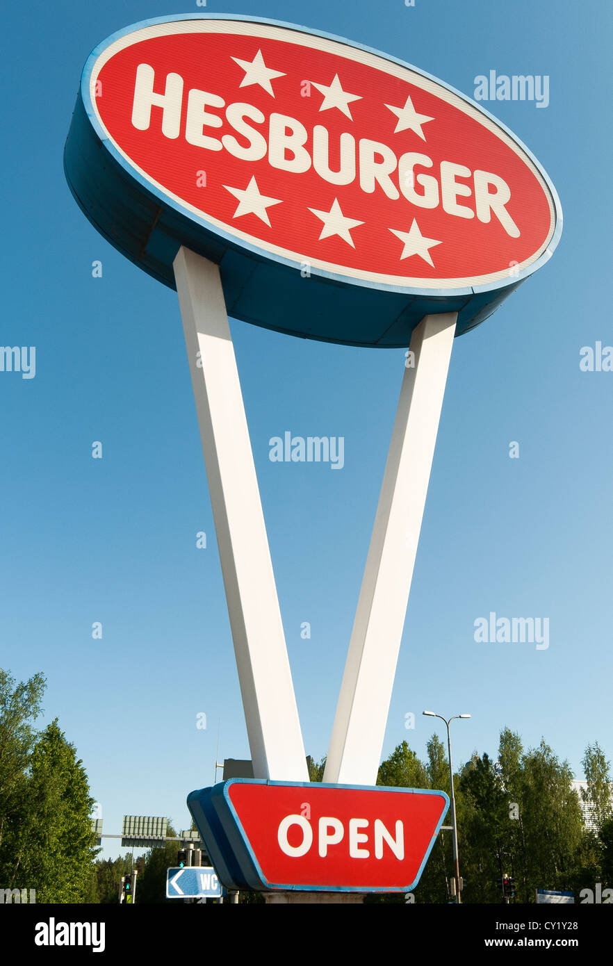 Gewöhnungsbedürftig-Fast-Food-Kette Zeichen Logo in Helsinki, Finnland Stockfoto