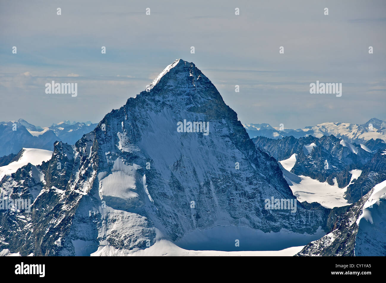 Steile Westflanke des Berges Dent Blanche in den Schweizer Alpen Stockfoto