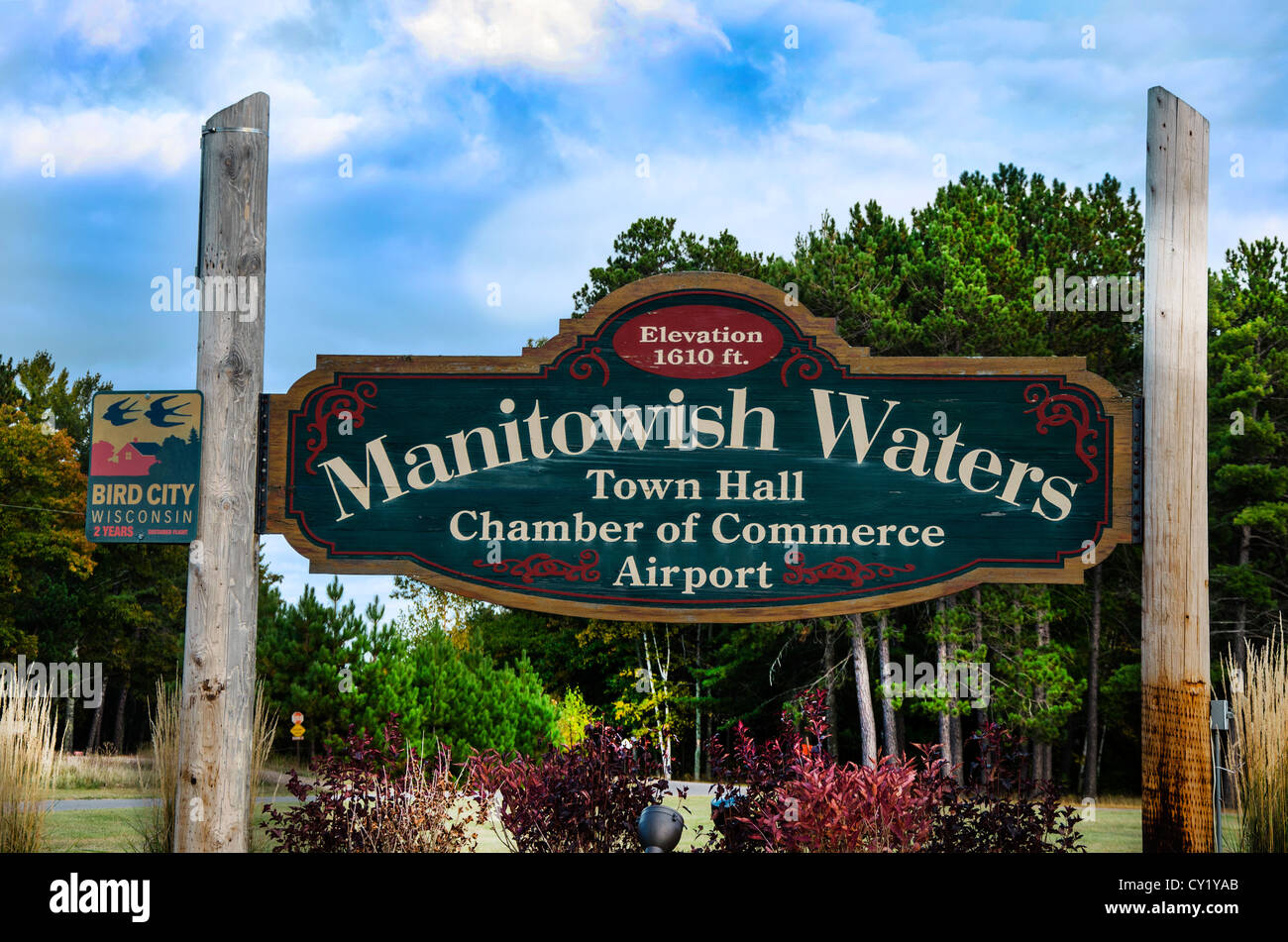 Willkommensschild für Manitowish Waters in der Northwoods von Wisconsin Stockfoto