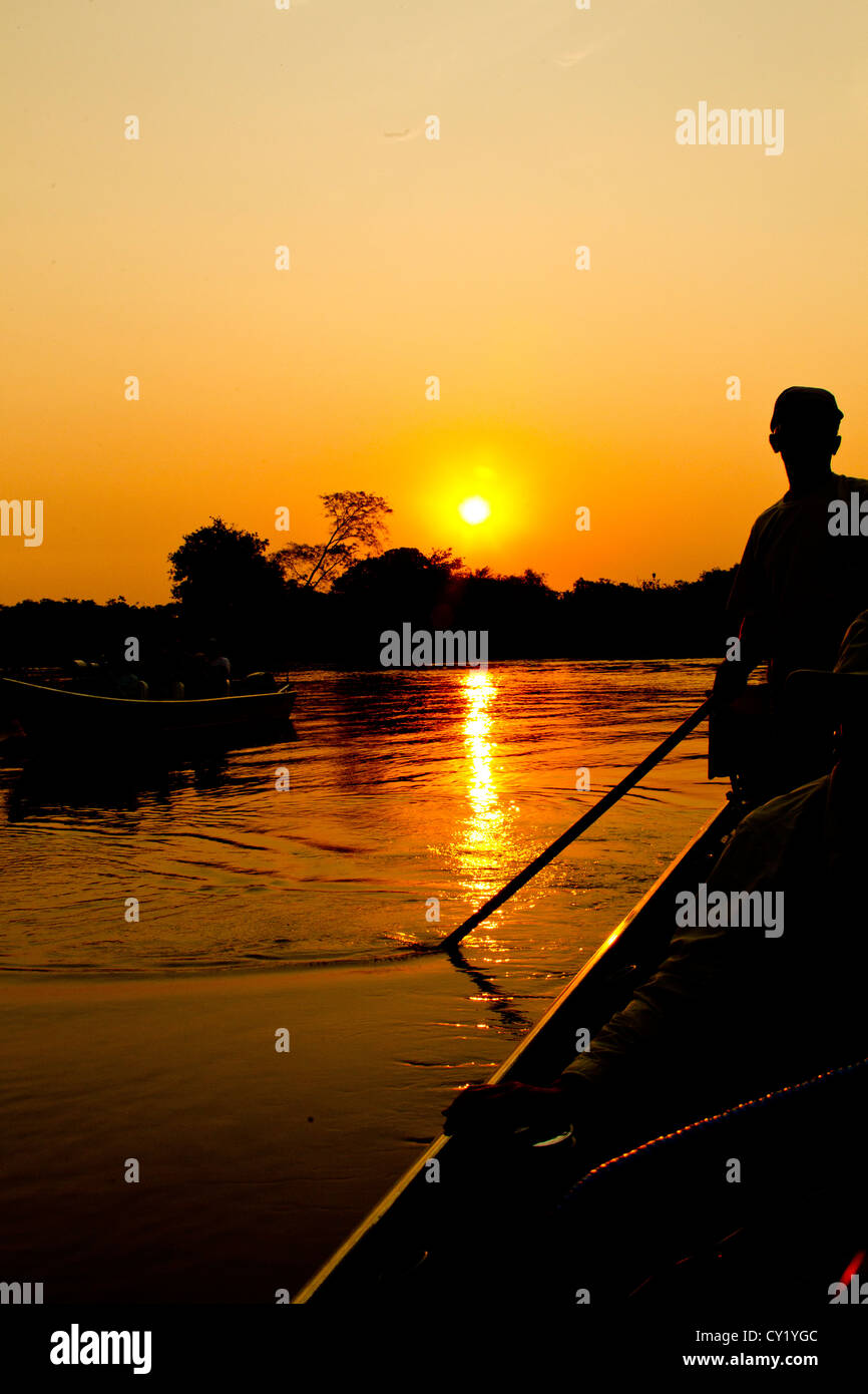 Boot auf dem Tres Irmãos Fluss bei Sonnenuntergang, Pantanal, Brasilien Stockfoto