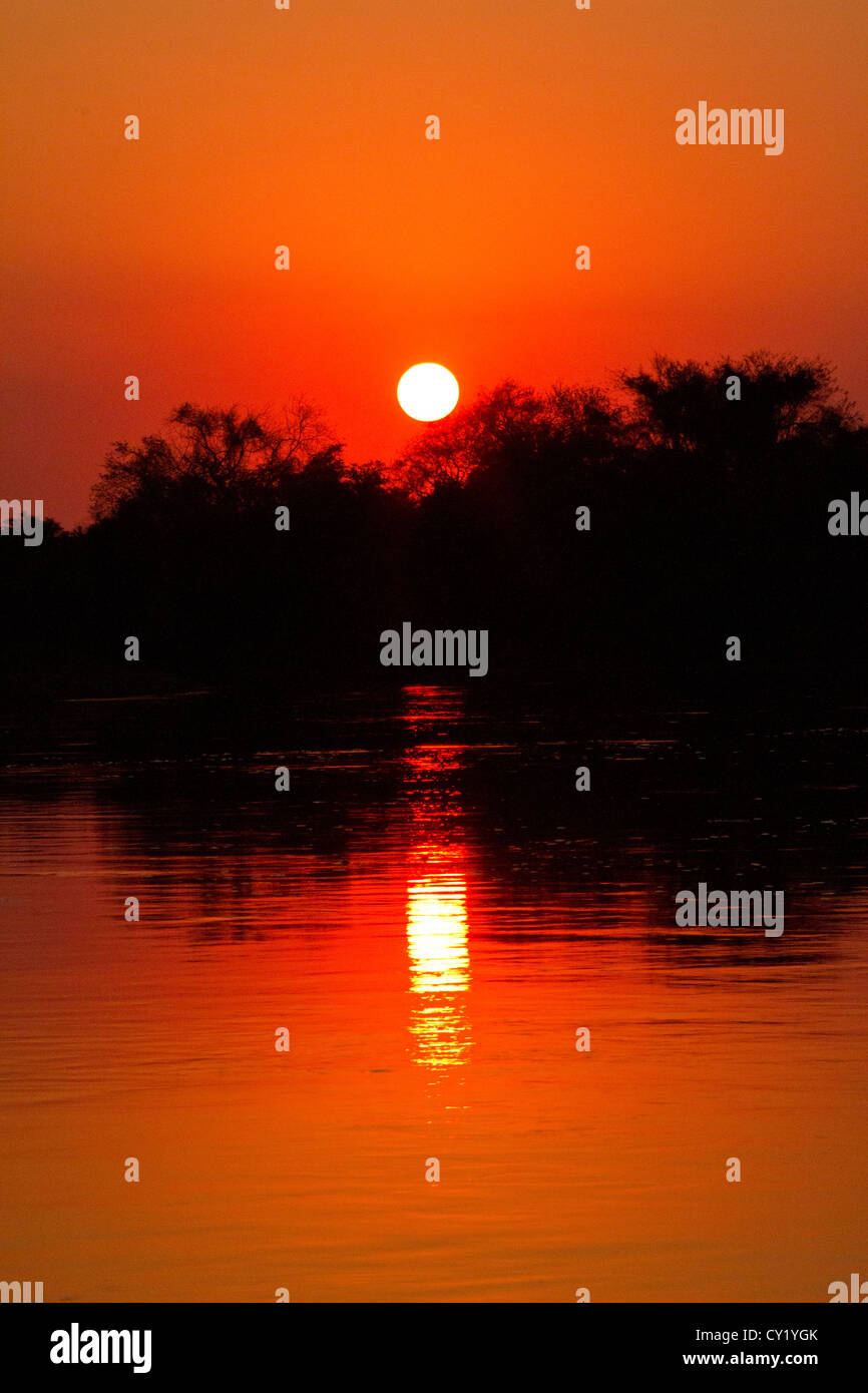 Tres Irmãos Fluss bei Sonnenuntergang. Pantanal, Brasilien Stockfoto