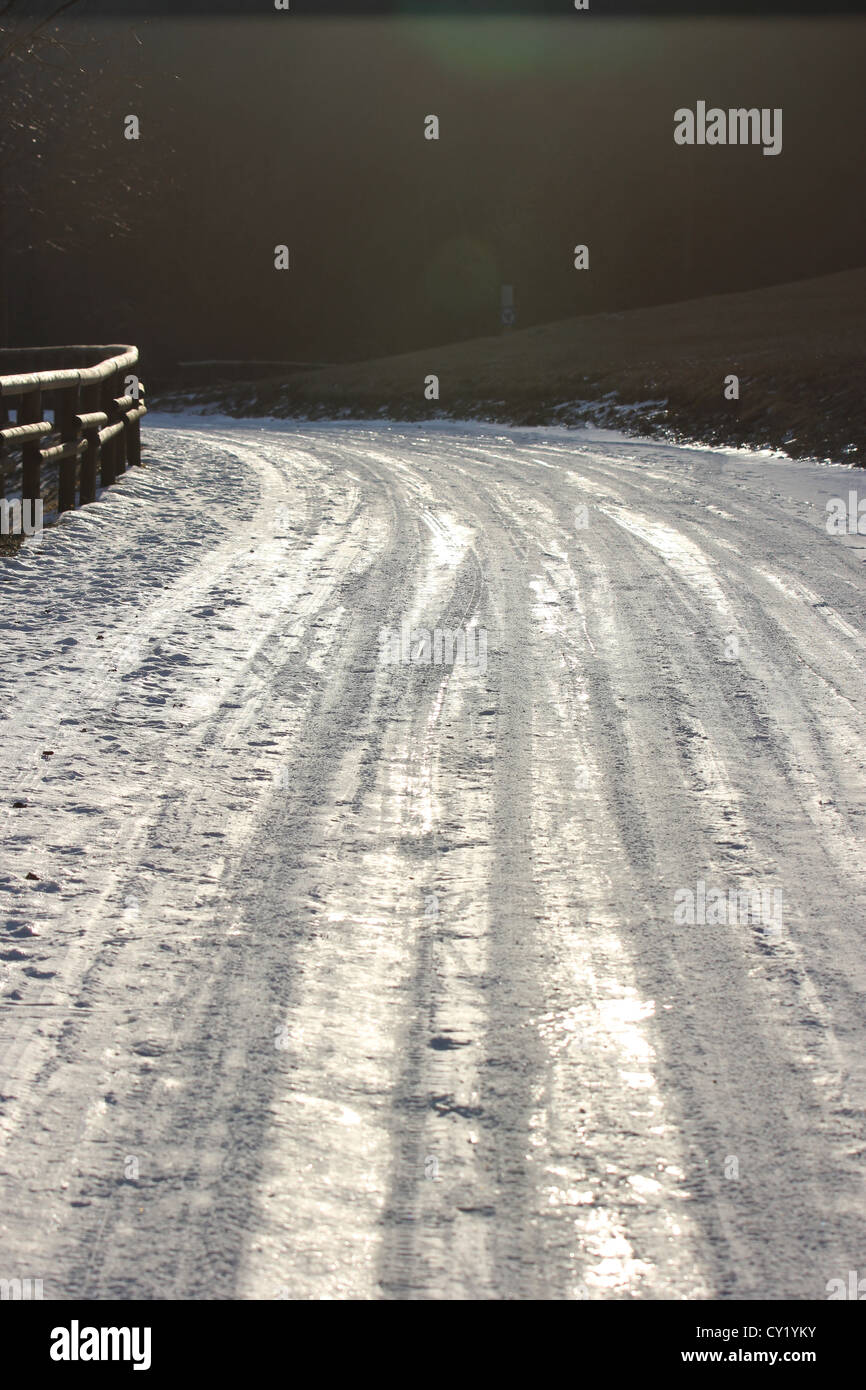 vereiste verschneiten Straße, Straße bedeckt mit Schnee, Eis, Bergstraße, abstrakt, Detail, Wintersaison, Auto Spuren im Schnee, photoarkive Stockfoto