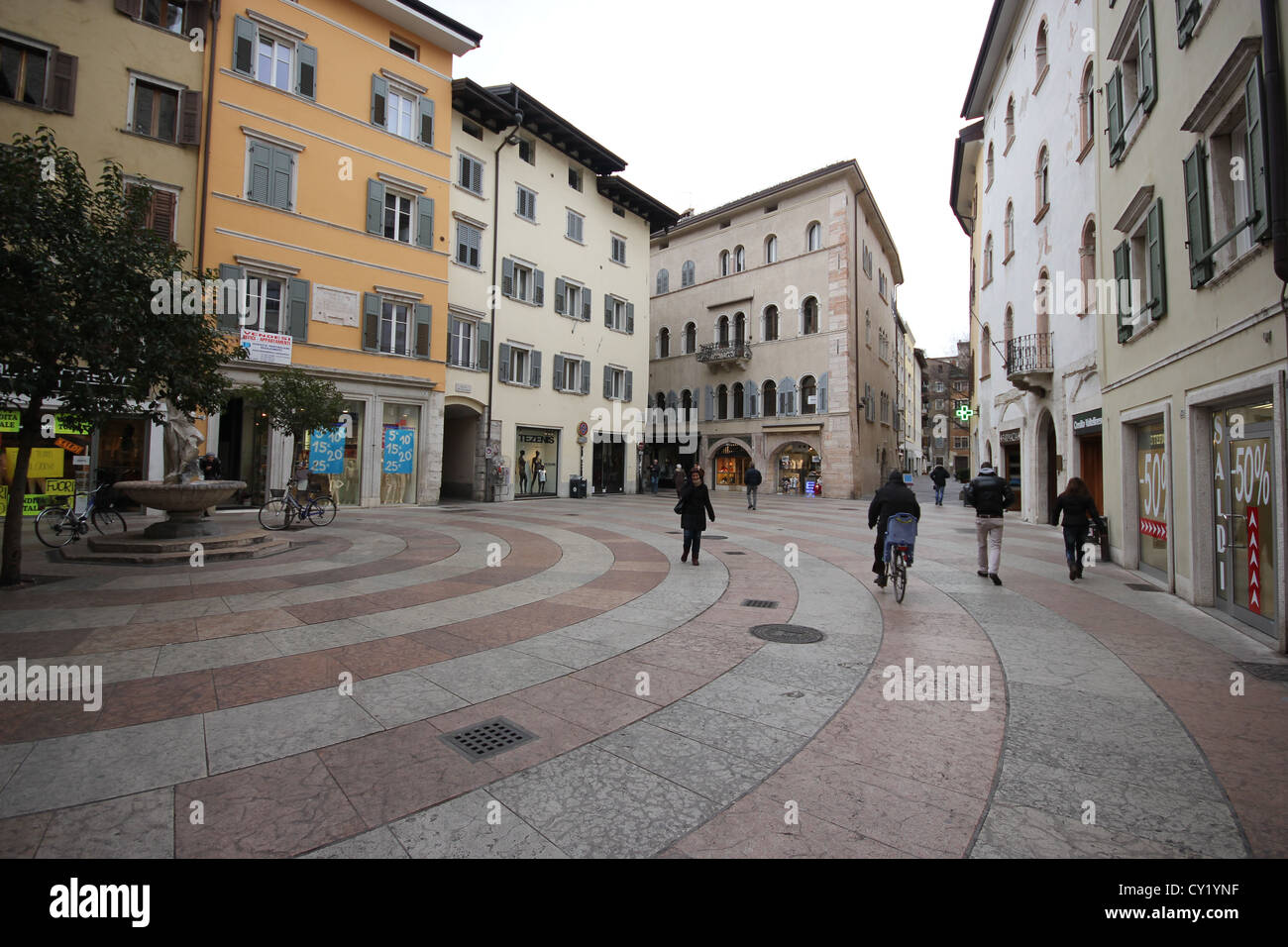 einer schönen Straße im Zentrum von Trento mit alten Gebäuden, Trentino, Italien, photoarkive Stockfoto