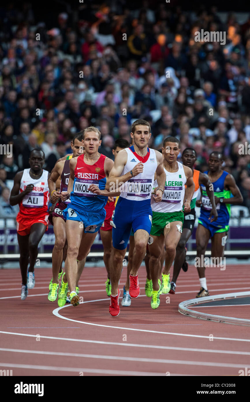 Florian Carvalho (FRA) führt die Packung im Wettbewerb mit den Herren Vorrunde 1500m bei den Olympischen Sommerspielen 2012 in London Stockfoto