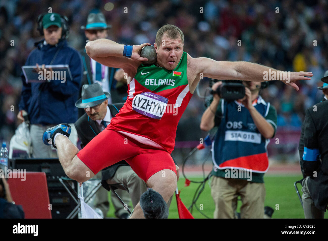 Pavel Lyzhyn (BLR) im Wettbewerb im Kugelstoßen der Männer bei den Olympischen Sommerspielen 2012 in London Stockfoto