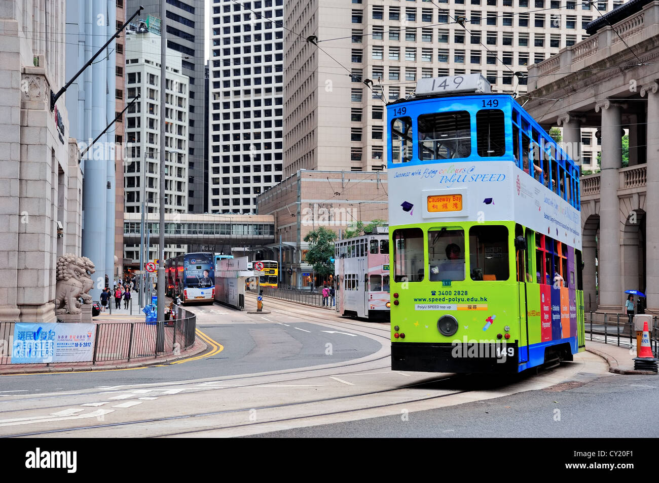 Doppeldecker-Bus mit Wolkenkratzern Stockfoto