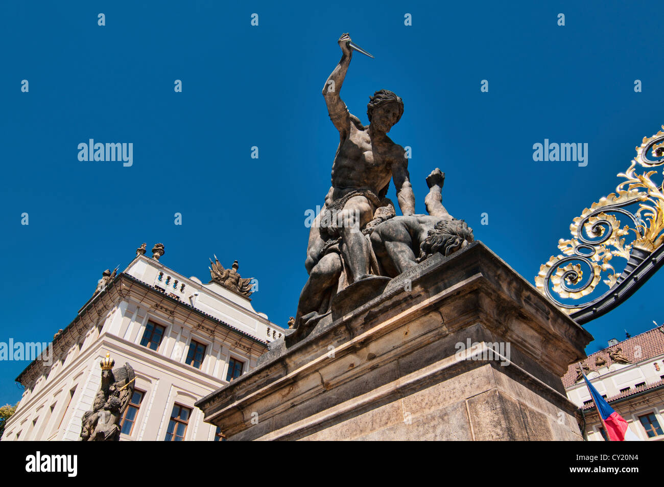 Skulptur auf dem Tor auf der Prager Burg, Prag, Tschechische Republik Stockfoto
