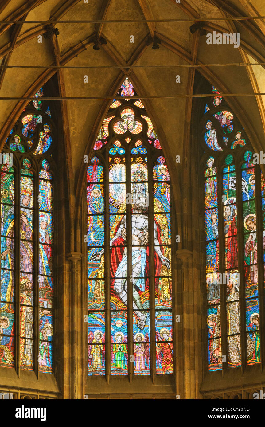 Glasfenster im Inneren St Vitus Cathedral auf der Prager Burg, Prag, Tschechische Republik Stockfoto