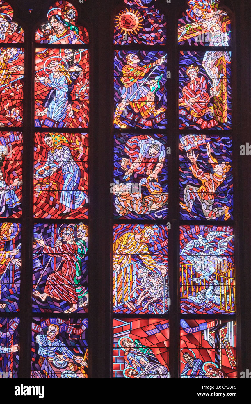 Glasfenster im Inneren St Vitus Cathedral auf der Prager Burg, Prag, Tschechische Republik Stockfoto