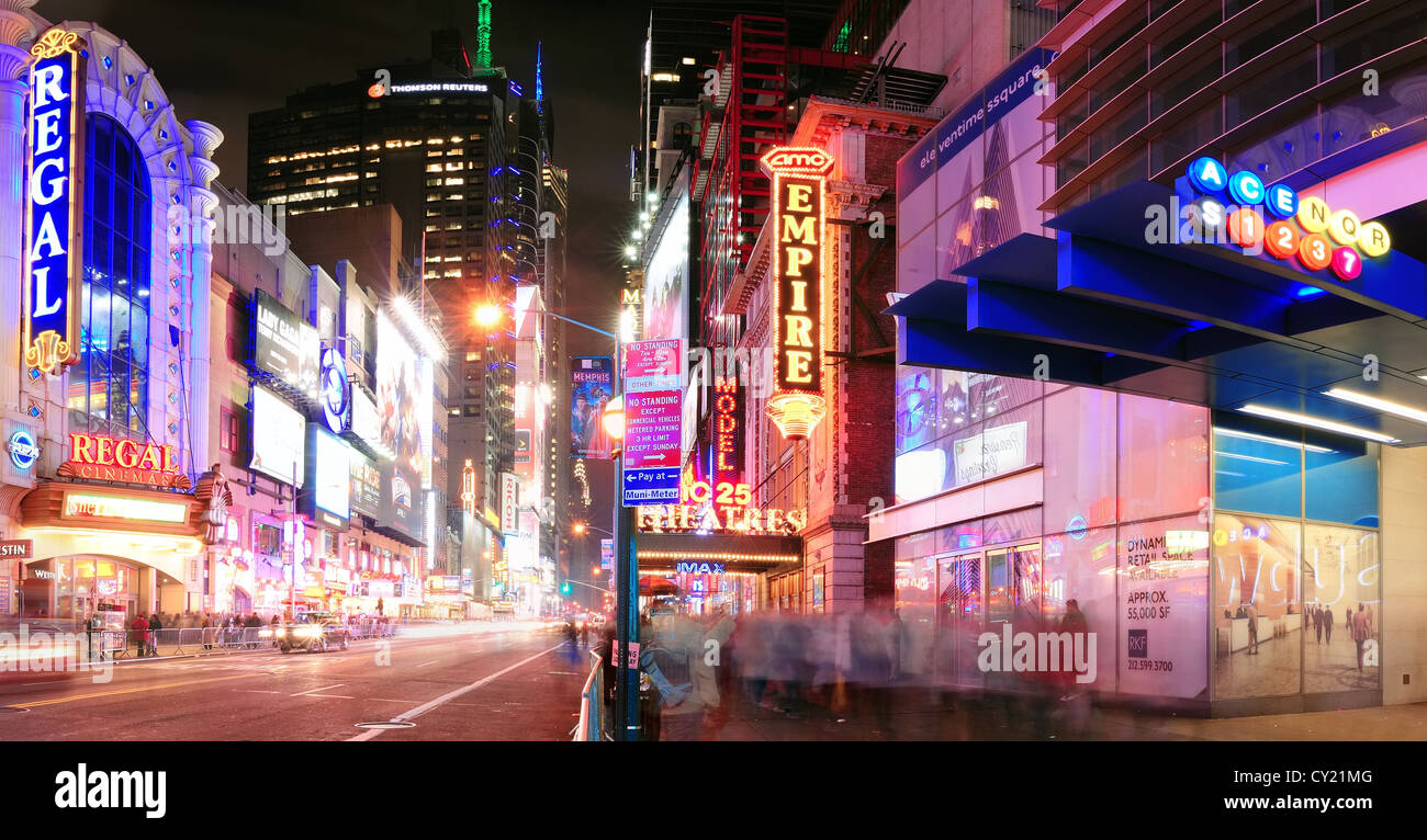 42nd Street with traffic and commercials Stockfoto