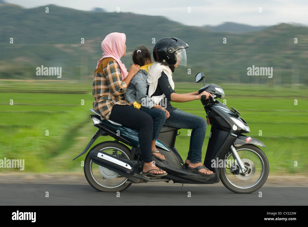 Eine Familie vorbei auf einem Motorrad auf Lombok, Indonesien Stockfoto