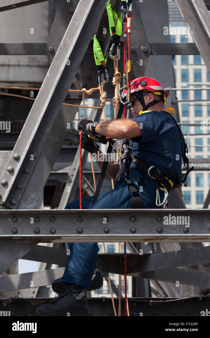 Mitglieder des Londoner Feuerwehr üben Seil Rettungsverfahren auf alten Kran in den Londoner Docklands. Stockfoto