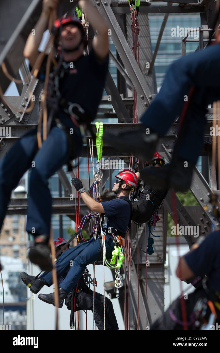 Mitglieder des Londoner Feuerwehr üben Seil Rettungsverfahren auf alten Kran in den Londoner Docklands. Stockfoto