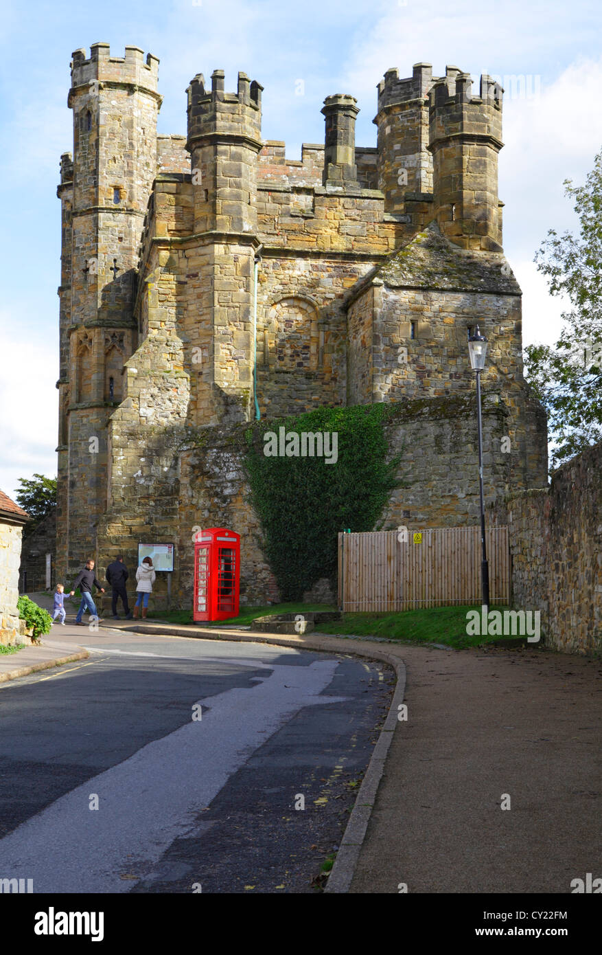 Seitenansicht der Battle Abbey Torhaus mit traditionellen roten britische Telefonzelle, East Susse, England, UK, GB Stockfoto
