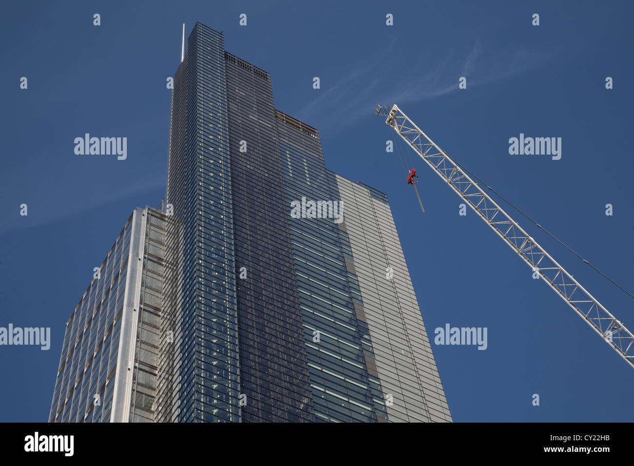 Turmdrehkran neben Heron-Tower gegen blauen Himmel der Londoner City Stockfoto