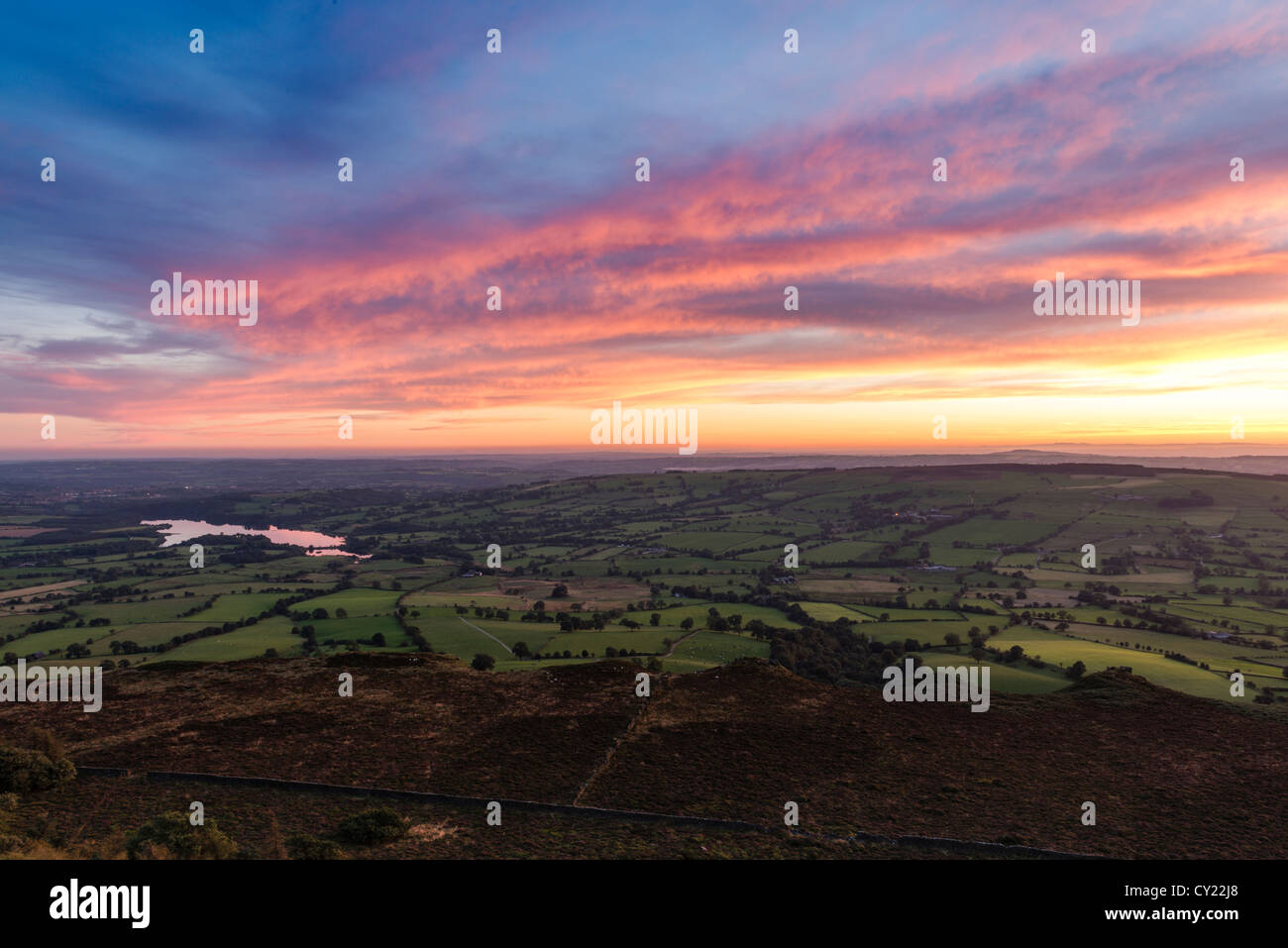 September-Sonnenuntergang, mit Blick auf Tittesworth Reservoir von The Roaches, Staffordshire Moorlandschaften Stockfoto